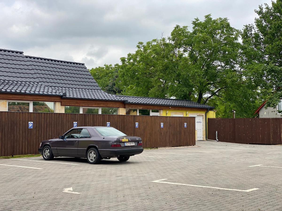 Blueline Motel Jászberény Εξωτερικό φωτογραφία